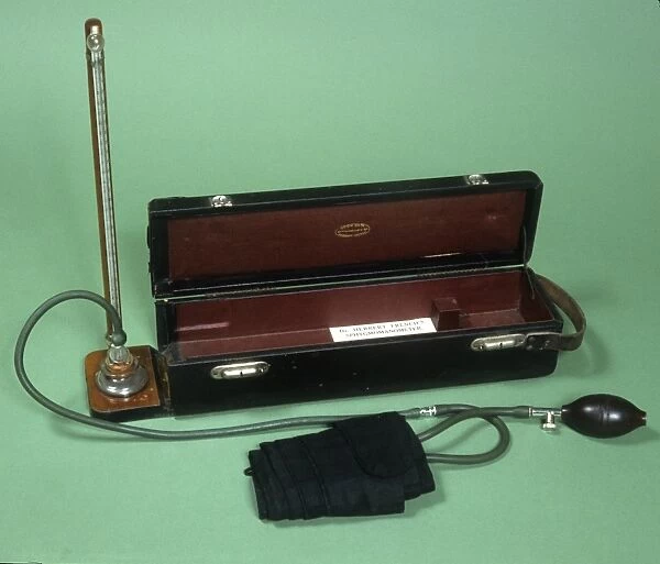 Riva-rocci sphygmomanometer, circa 1910 C017  /  6936