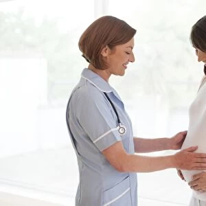 Pregnant woman and nurse F008 / 2966