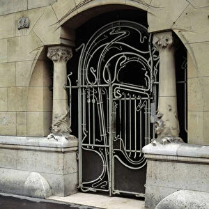 Art Nouveau architecture: view of the entrance door of the Castel Beranger located at 14