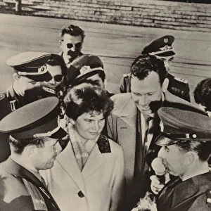 Valentina Tereshkova-Nikolayeva and Yuri Gagarin were heartily welcomed when they visited the frontier guards in Berlin on 20 October 1963 (b / w photo)