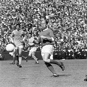 Manchester City footballer Alan Oakes (R) and Manchester United footballer Bobby Charlton (centre)